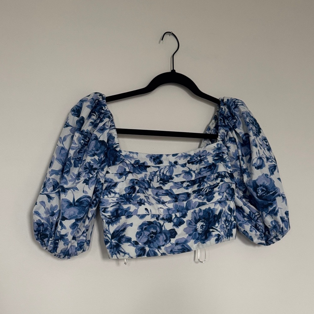 A&F floral puff sleeve crop top